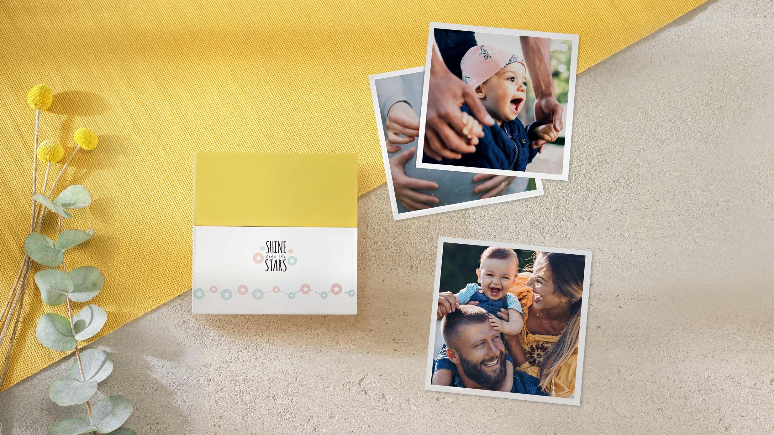 Box photo avec cartes carrées avec des photos d'une famille avec un bébé