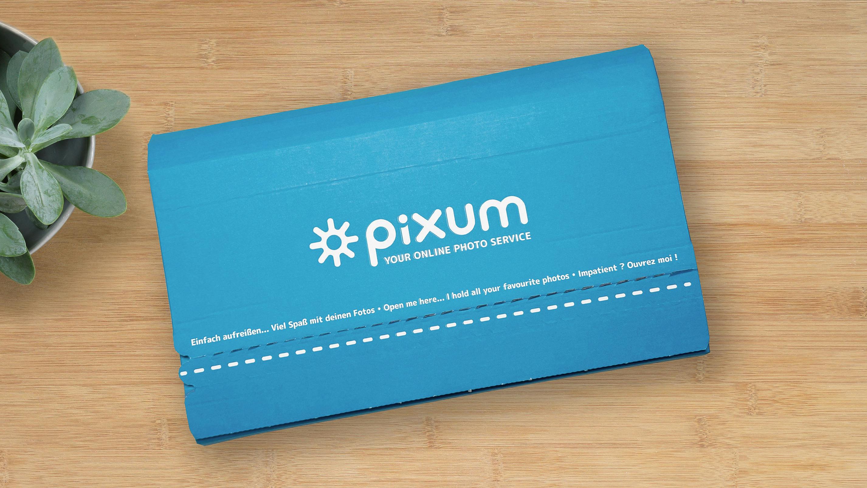 Pixum Levering Verpakking van een Pixum pakket op tafel