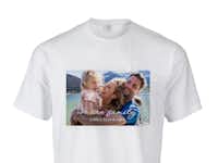 T-Shirt mit Design und Familienbildern T-Shirt mit einem Familienfoto und einem Design mit dem Schriftzug 'We are family'
