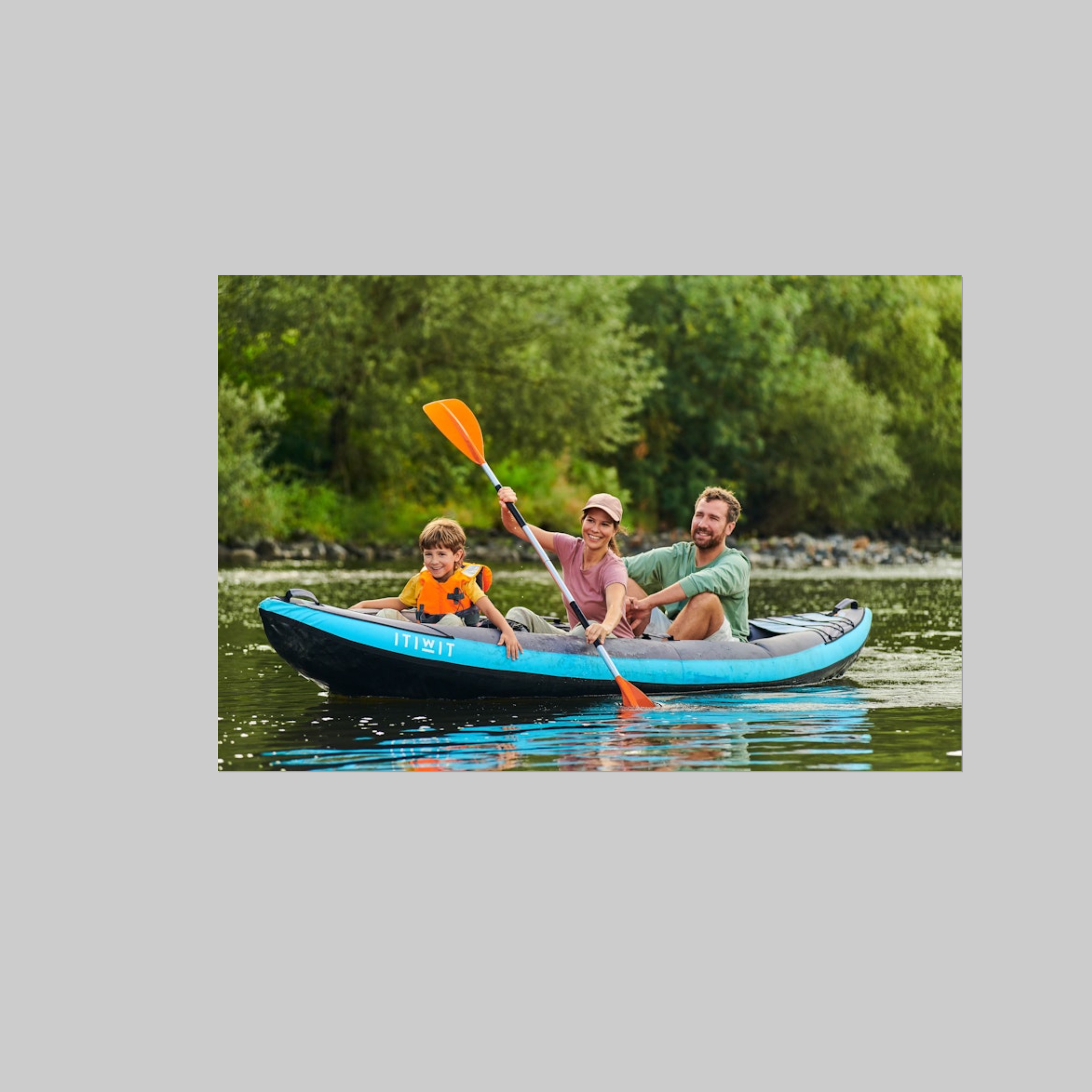 Un poster au format 100x150 cm avec une photo d'une famille sur une rivière dans un bateau.