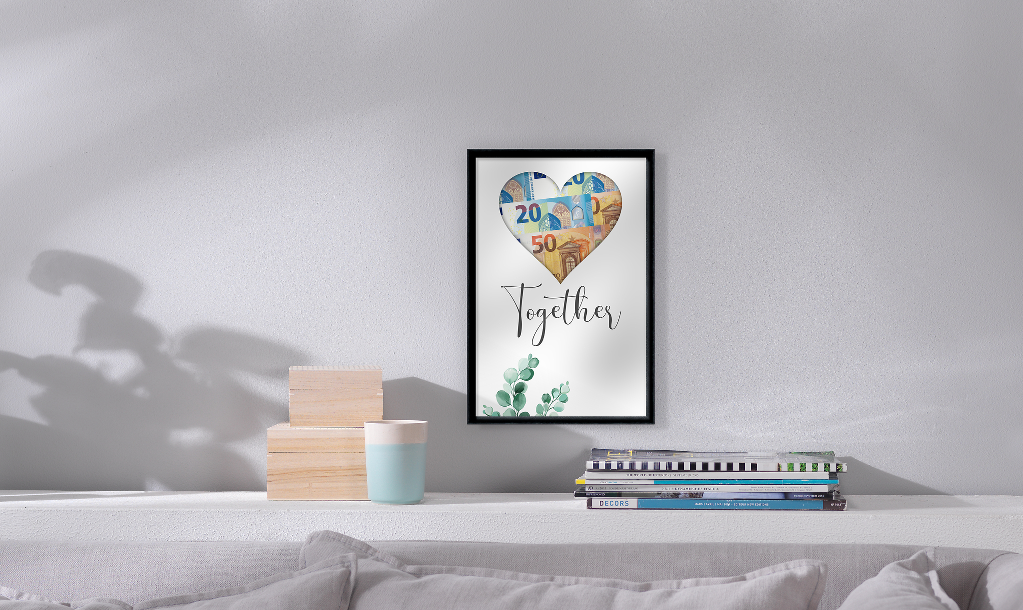 Porta soldi fai da te con ritaglio a forma di cuore e scritta 'Together' appeso al muro