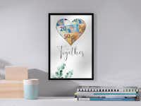 Foto-Geldgeschenk mit herzförmigem Cutout im Bilderrahmen Foto-Geldgeschenk mit herzförmigem Cutout und dem Schriftzug 'Together' an einer Wand