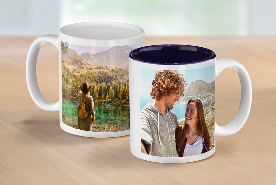 Deux mugs photo personnalisés, un avec intérieur blanc et un avec intérieur bleu