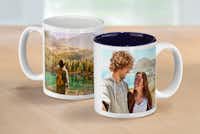 Mug photo Deux mugs photo personnalisés, un avec intérieur blanc et un avec intérieur bleu