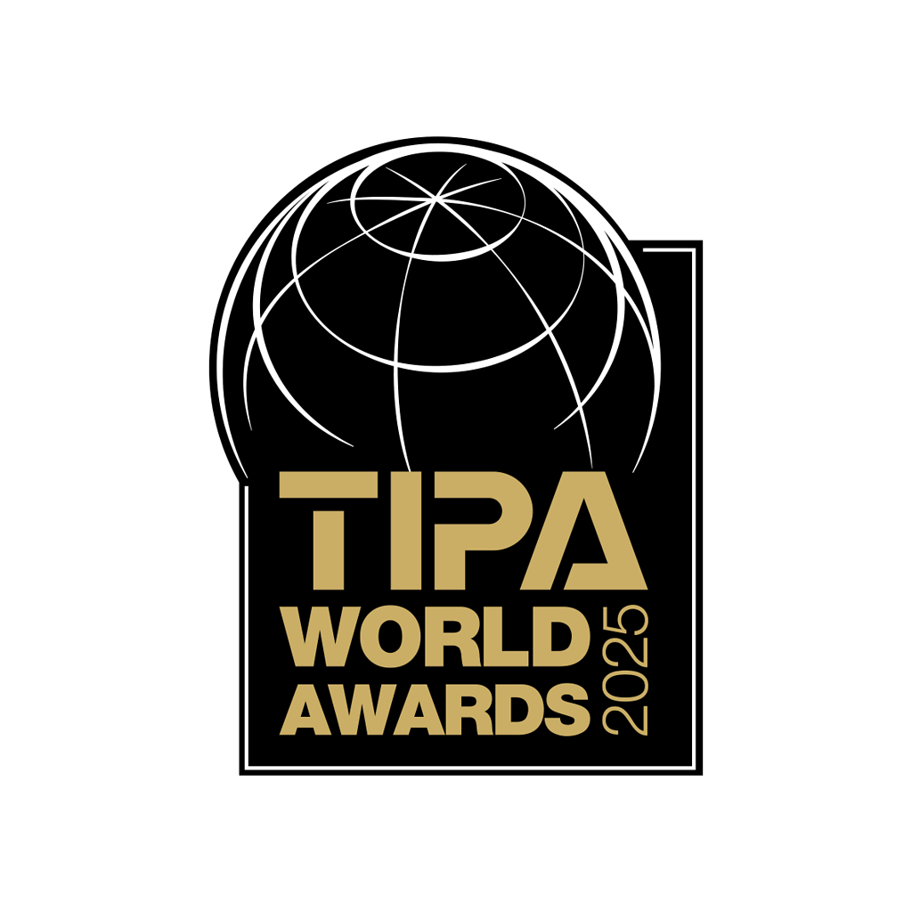 Logotipo de los Tipa World Awards 2025, en los que Pixum ganó el premio a la «Mejor aplicación de álbumes de fotos».