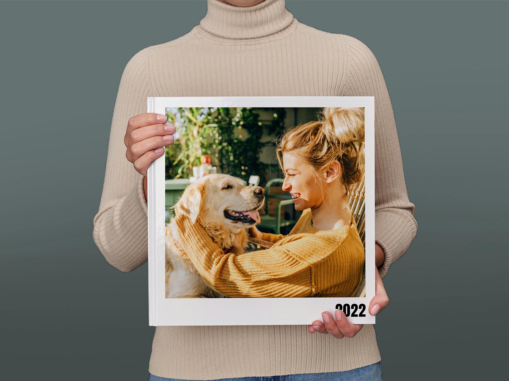 Pixum Fotobuch XXL quadratisch Eine Frau hält ein Pixum Fotobuch XXL quadratisch in den Händen