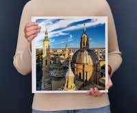 Fotoboek vierkant XL Een persoon houdt een fotoboek vast met daarop een lavendelveld bij zonsondergang met een eenzame boom en huis op de achtergrond.