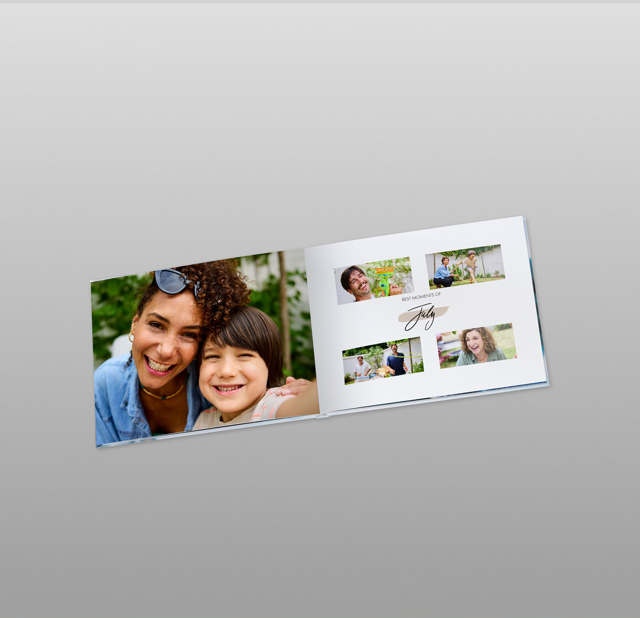 Aufgeklapptes Fotobuch auf einem grauen Hintergrund mit Familienbildern und der Beschriftung "Best moments of July".