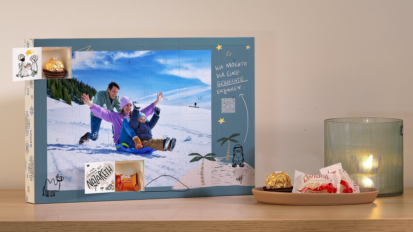 Pixum Adventskalender mit Schokolade von Ferrero und Illustrationen der Weihnachtsgeschichte im Querformat