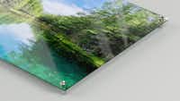 Foto auf Acrylglas mit Schraub-Wandhalterung Detailansicht eines Acrylglas-Bildes mit einem Schraubsystem als Wandhalterung.
