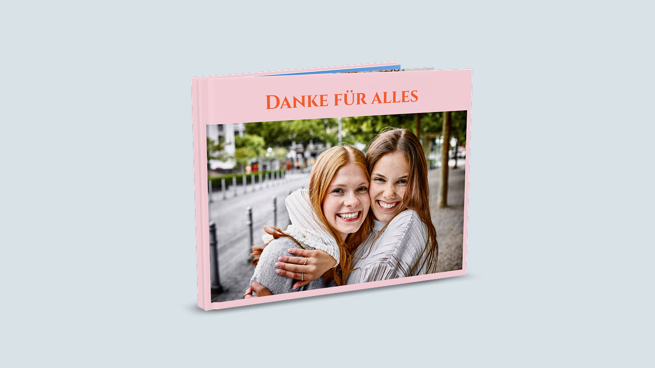 Fotobuch Cover in rosa mit dem Bild von zwei glücklichen Freundinnen und dem Titel "Danke für alles"