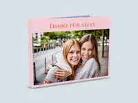 Freundschaftsfotobuch in Rosa Fotobuch Cover in rosa mit dem Bild von zwei glücklichen Freundinnen und dem Titel "Danke für alles"