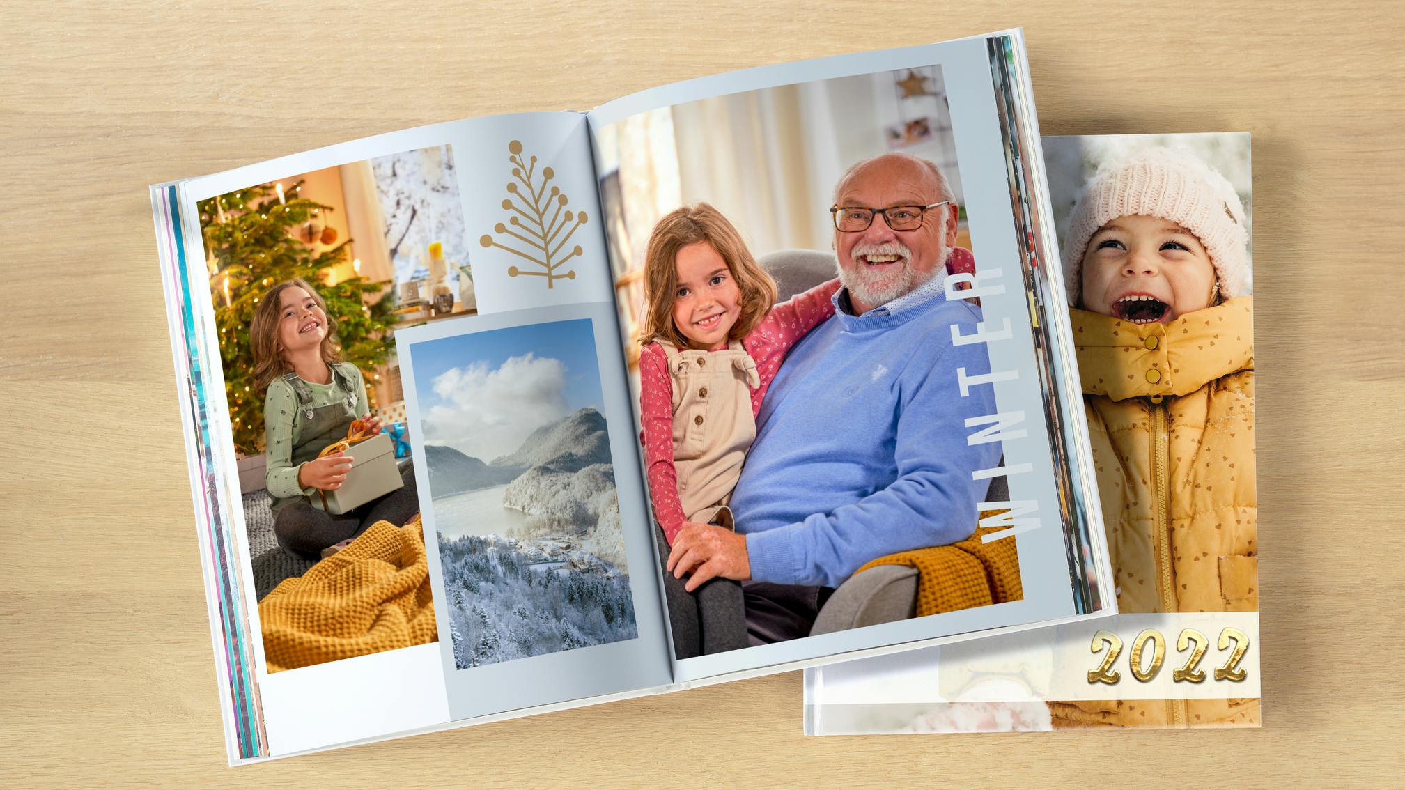 Pixum Fotobuch mit Motiven von einem Opa mit seinem Enkel im weihnachtlichen Ambiente