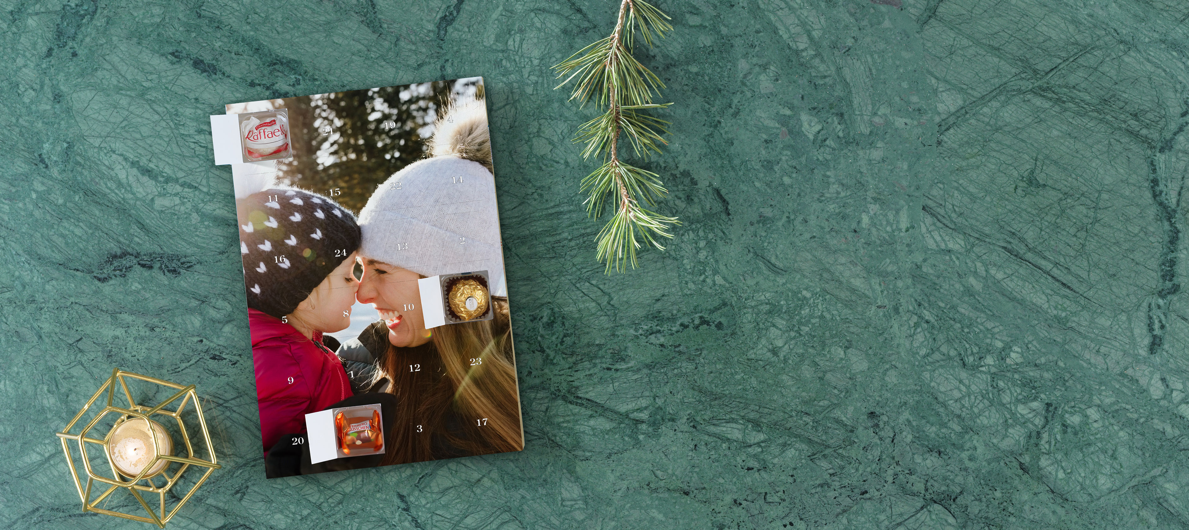 Foto-Adventskalender mit Ferrero-Pralinen mit einem Motiv einer Mutter mit ihrer kleinen Tochter im Schnee