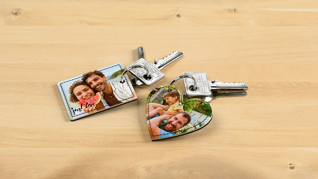 Llaveros personaliazdos en forma rectangular y de corazón con fotos familiares y veraniegas