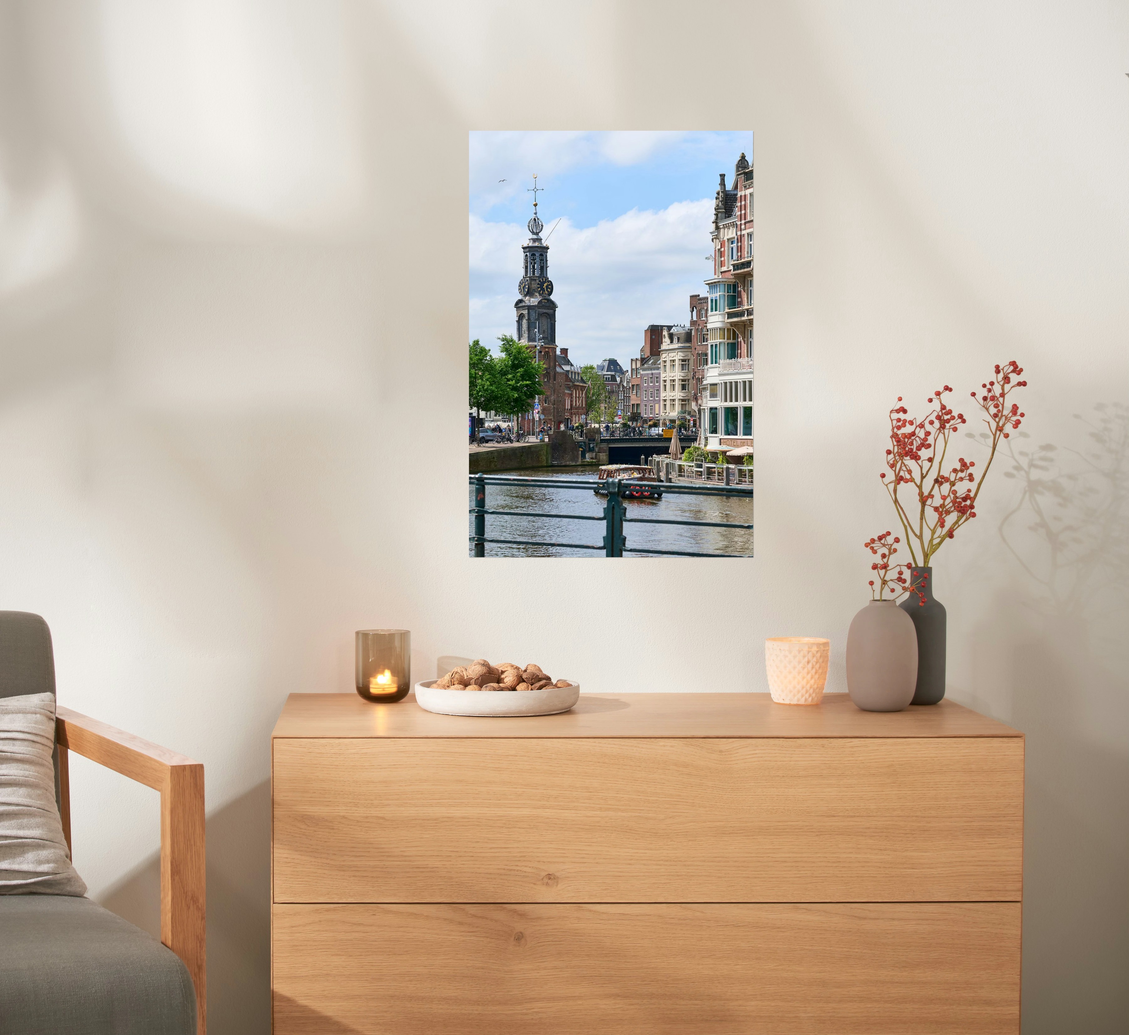 Een fotoposter in het formaat 60x40 met een foto van Amsterdam hangt boven een kast.