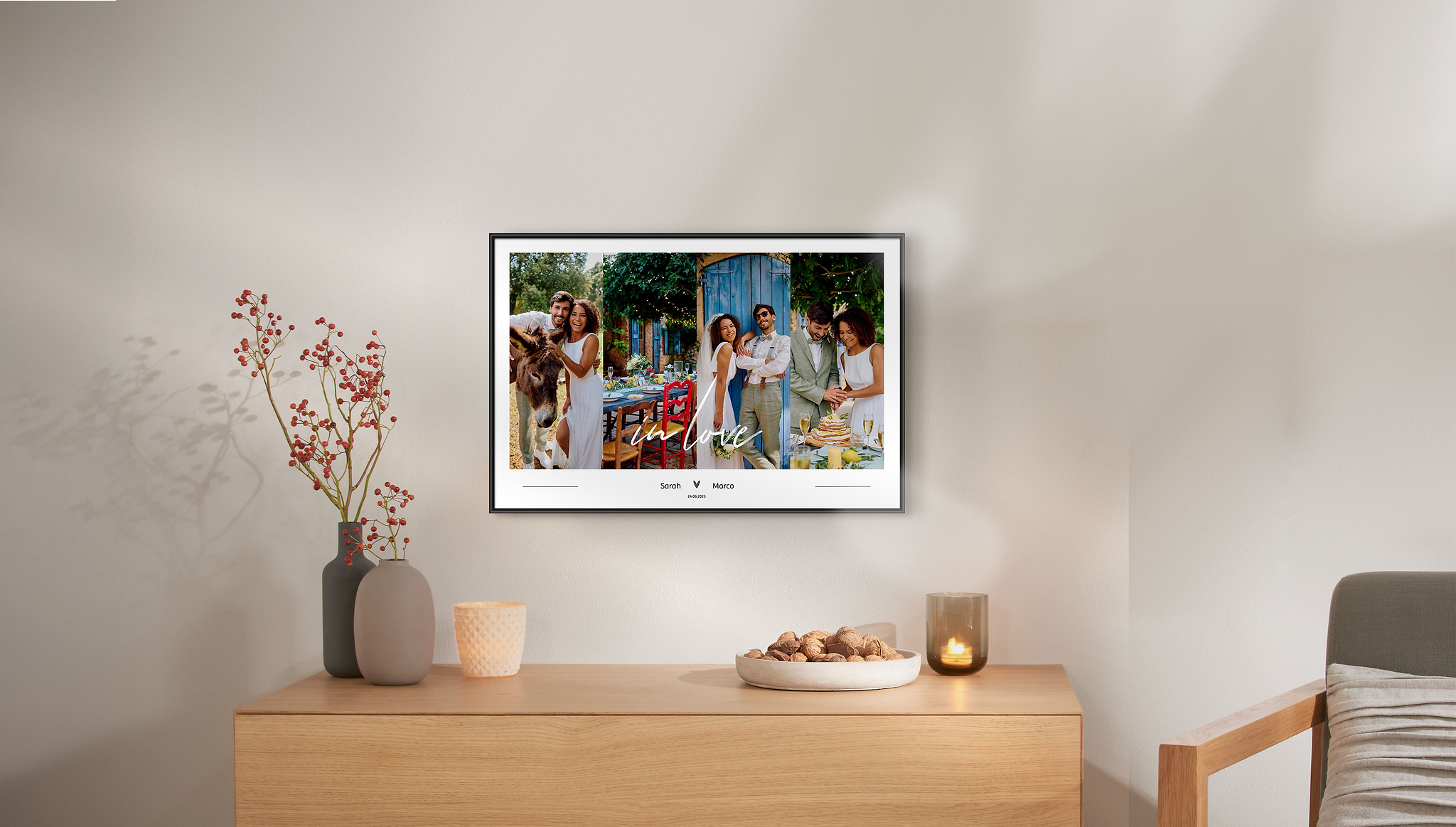 Ein gerahmtes Fotoposter gestaltet mit einer Fotocollage aus Hochzeitsbildern hängt über einer Kommode. Auf den Fotos steht ein Schriftzug "in love". Unter den Bildern stehen die Namen des Paares.