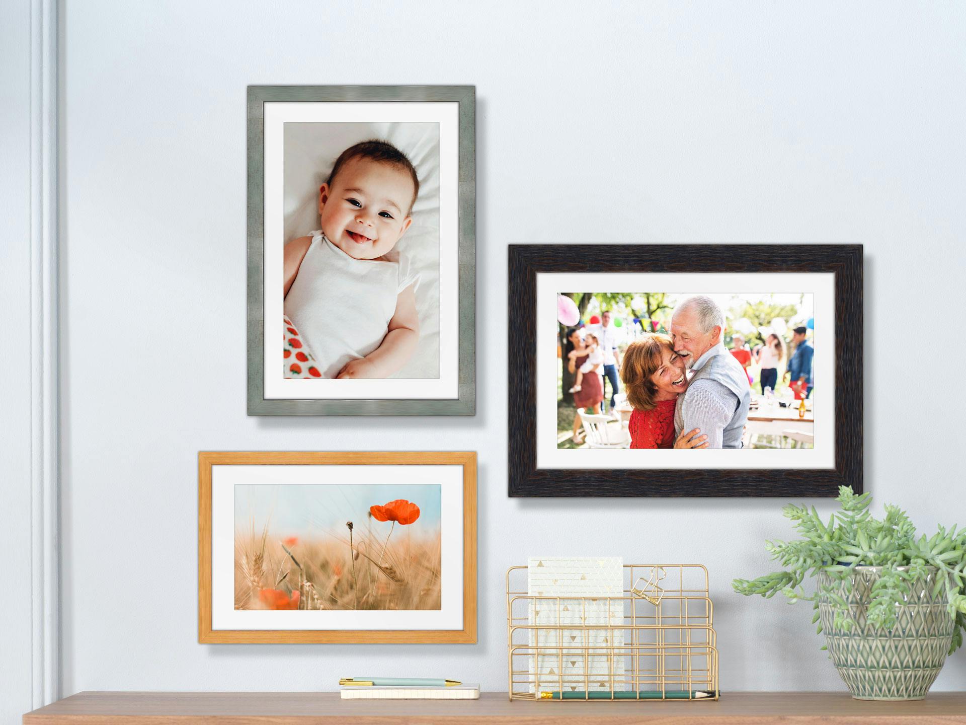 Ein Mix aus verschiedenfarbigen Holzrahmen mit Familienbildern und Landschaftsaufnahmen
