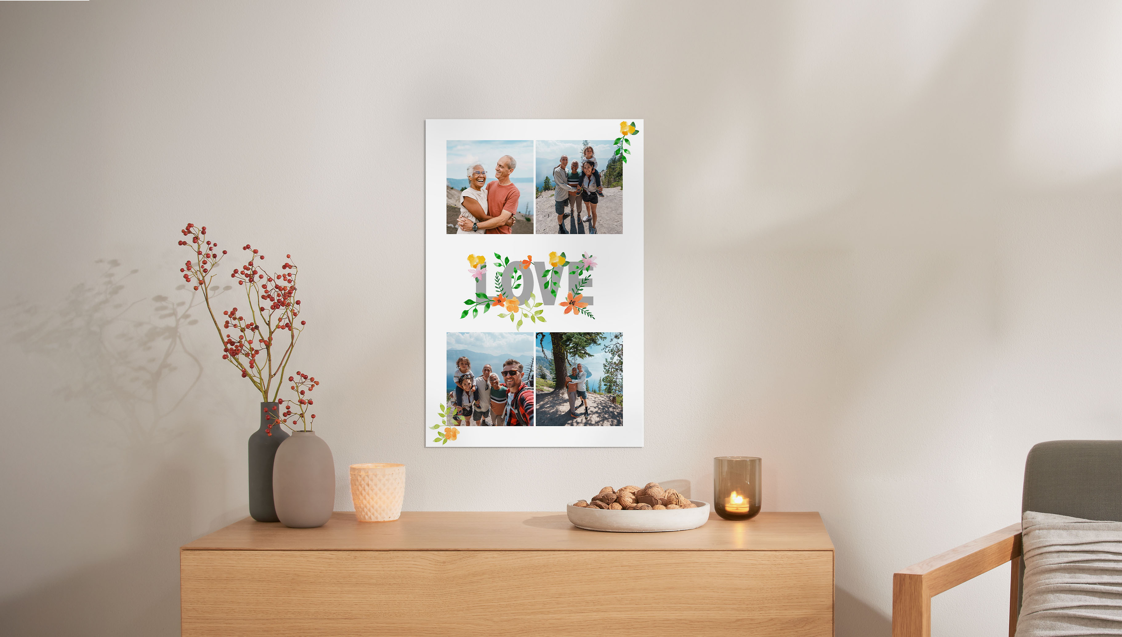 Über einer Kommode hängt ein Fotoposter mit einer Fotocollage, gerahmt in einem schwarzen Rahmen. Die Collage zeigt ein Pärchenn. Auf der  Collage steht "Love" und es sind Blumen abgebildet.