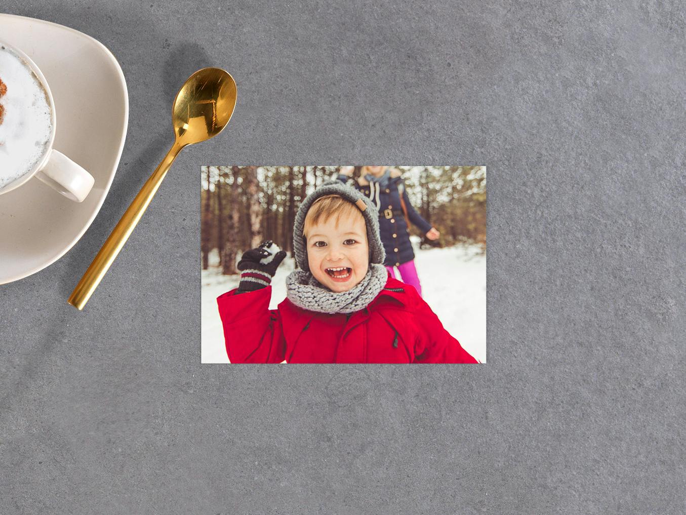 Fotos premium 9 cm Foto revelada en 9 cm con imagen de una niña