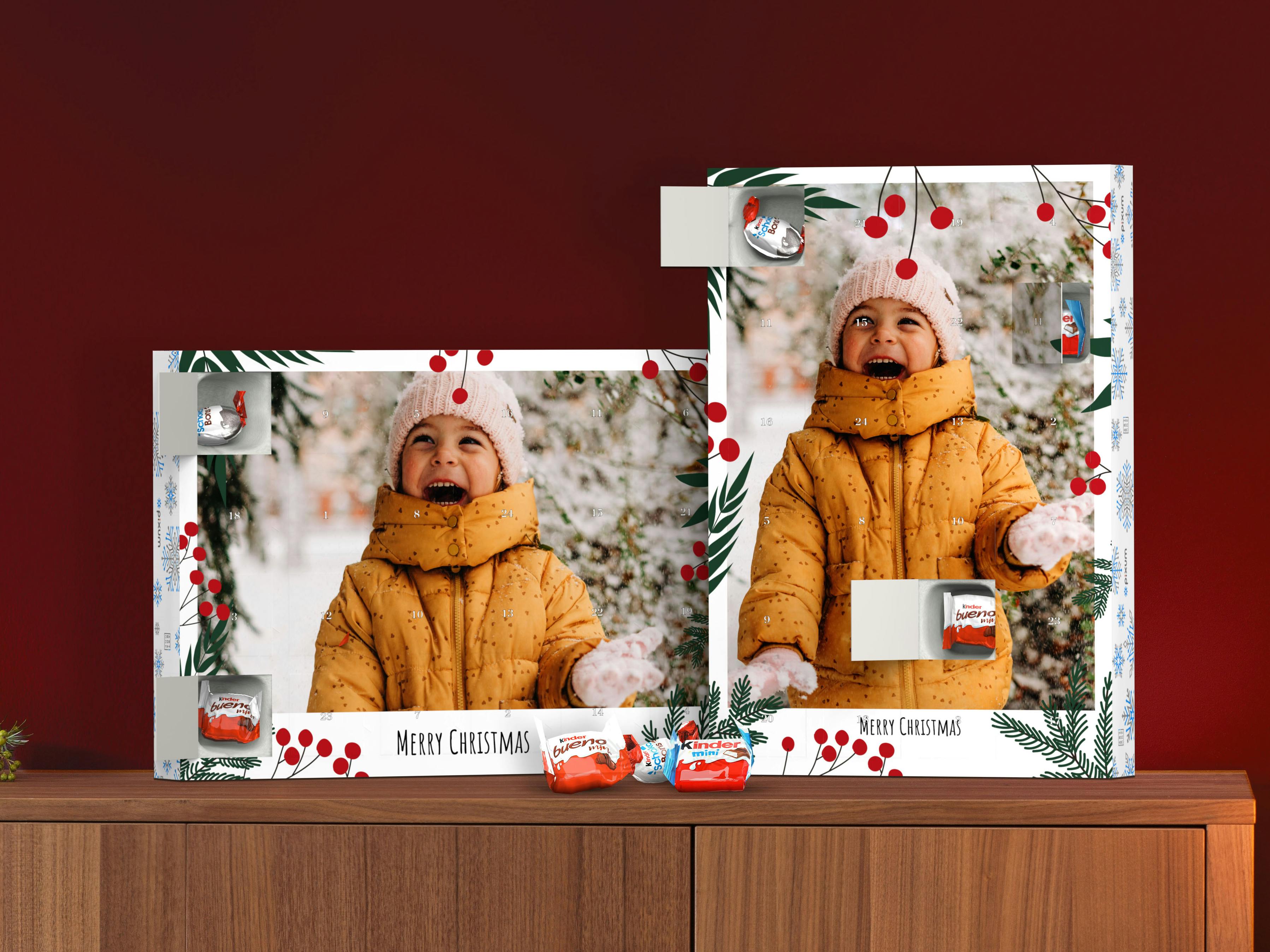 Foto adventskalender met chocolade van kinder® met foto van een meisje in de sneeuw in kerstsfeer
