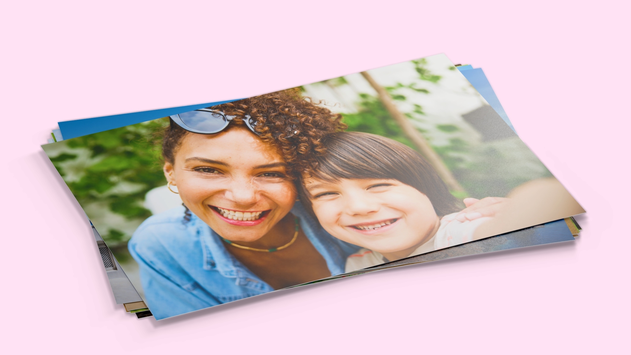 Een stapel fotoafdrukken in zijdeglans