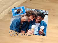 Puzzle personalizado de 2.000 piezas (Ravensburger) Puzzle personalizado con una foto de dos hombres que están comiendo un helado.