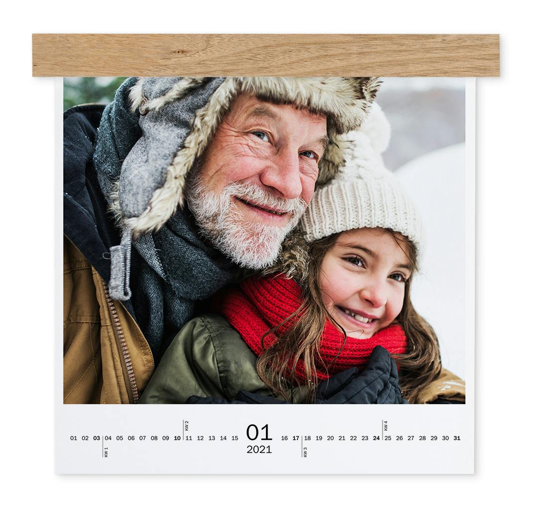 Calendario da parete 30×30 cm con listello in legno e con foto di un nonno con sua nipote