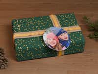 Foto-Weihnachtsanhänger Geschenkanhänger mit einem Bild von zwei Kindern an einem Geschenk unter einem Tannenbaum