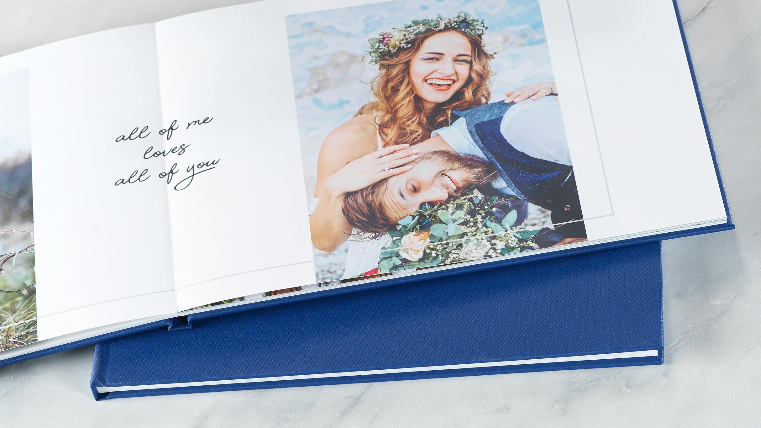 Livre photo de mariage avec photos d'un jeune couple avec une couverture en lin