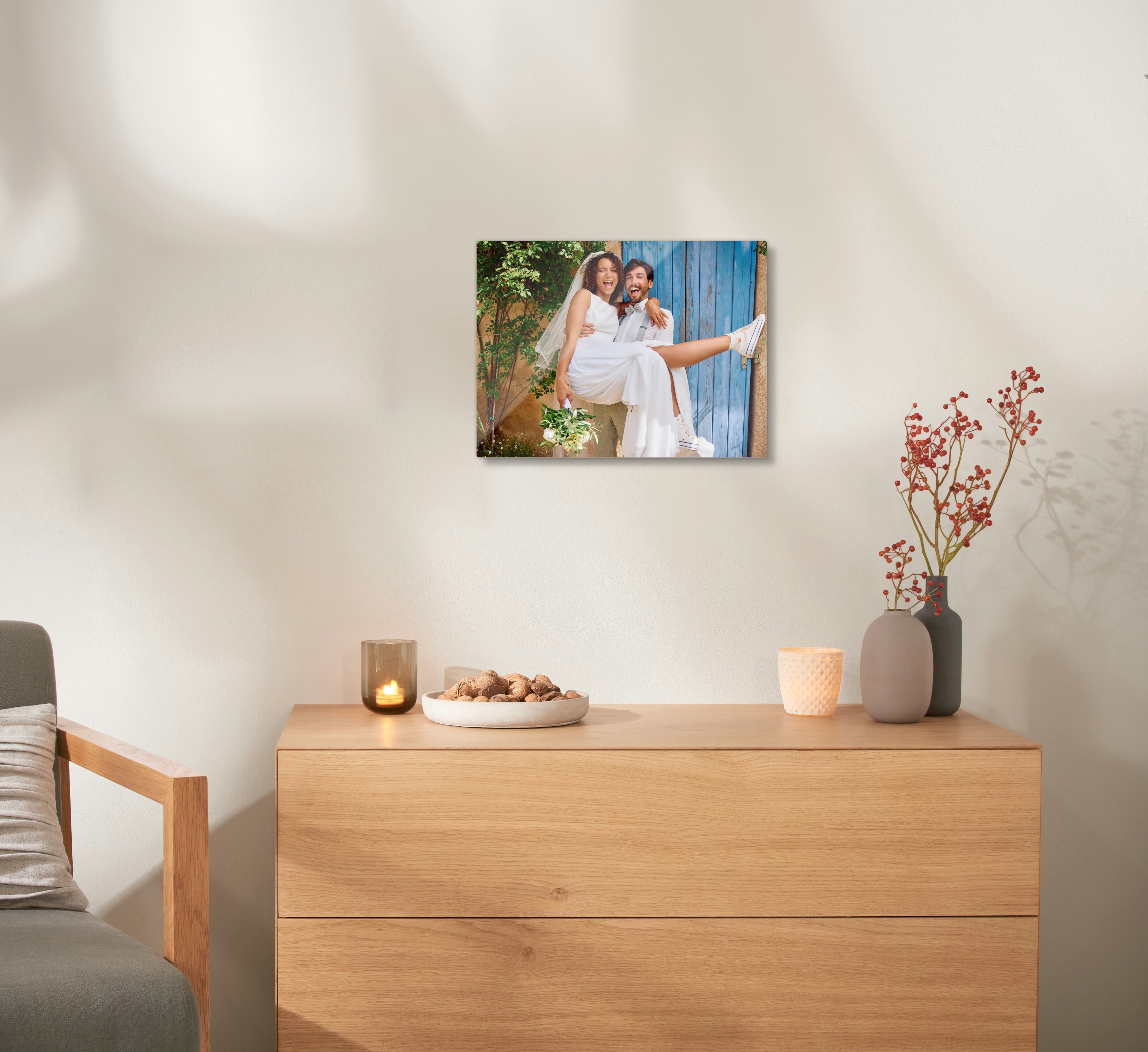 Pixum Galleryprint met een huwelijksfoto hangt aan de muur boven een kast.