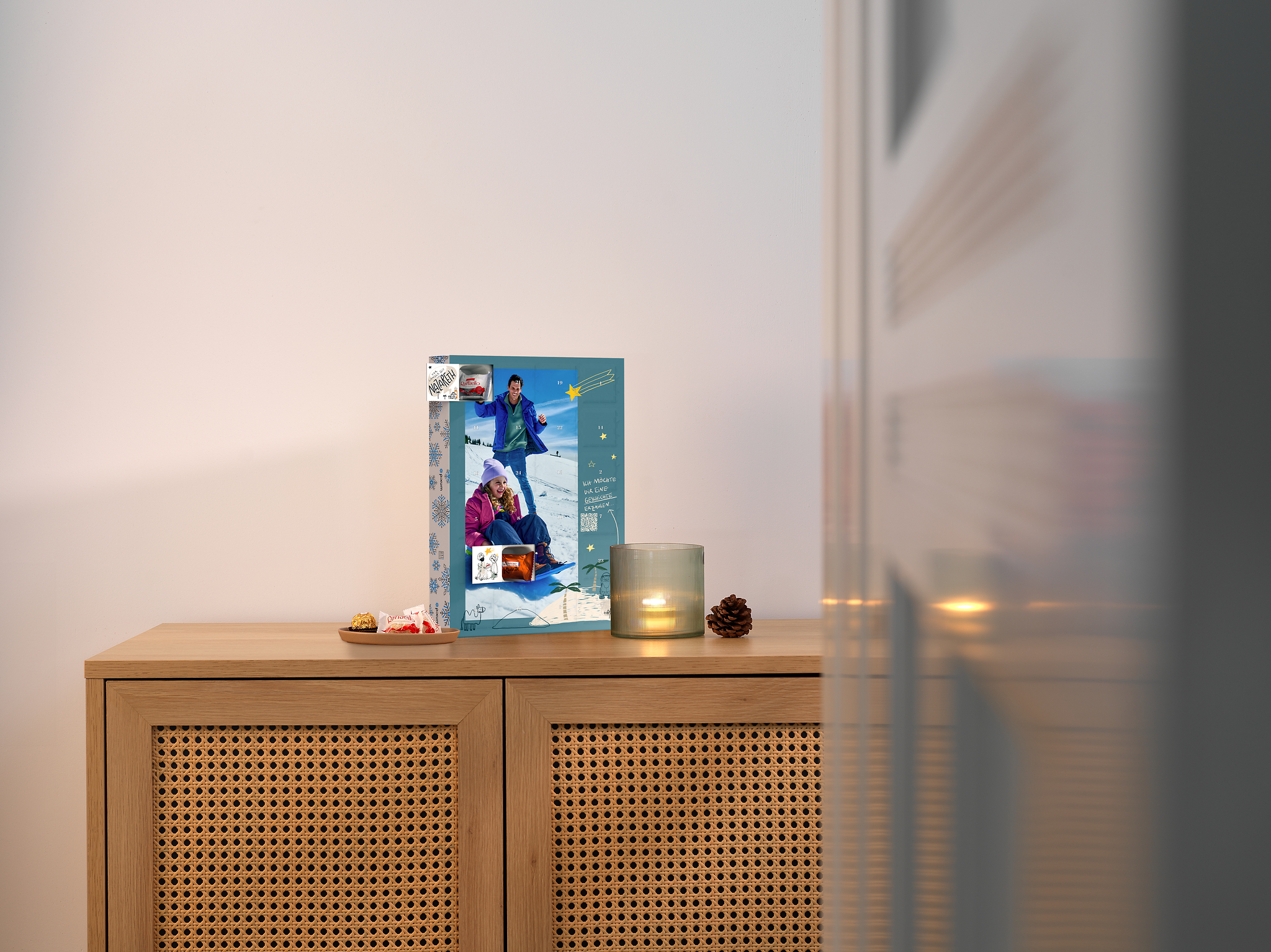 Pixum Adventskalender mit Schokolade von Ferrero und Illustrationen der Weihnachtsgeschichte im Hochformat
