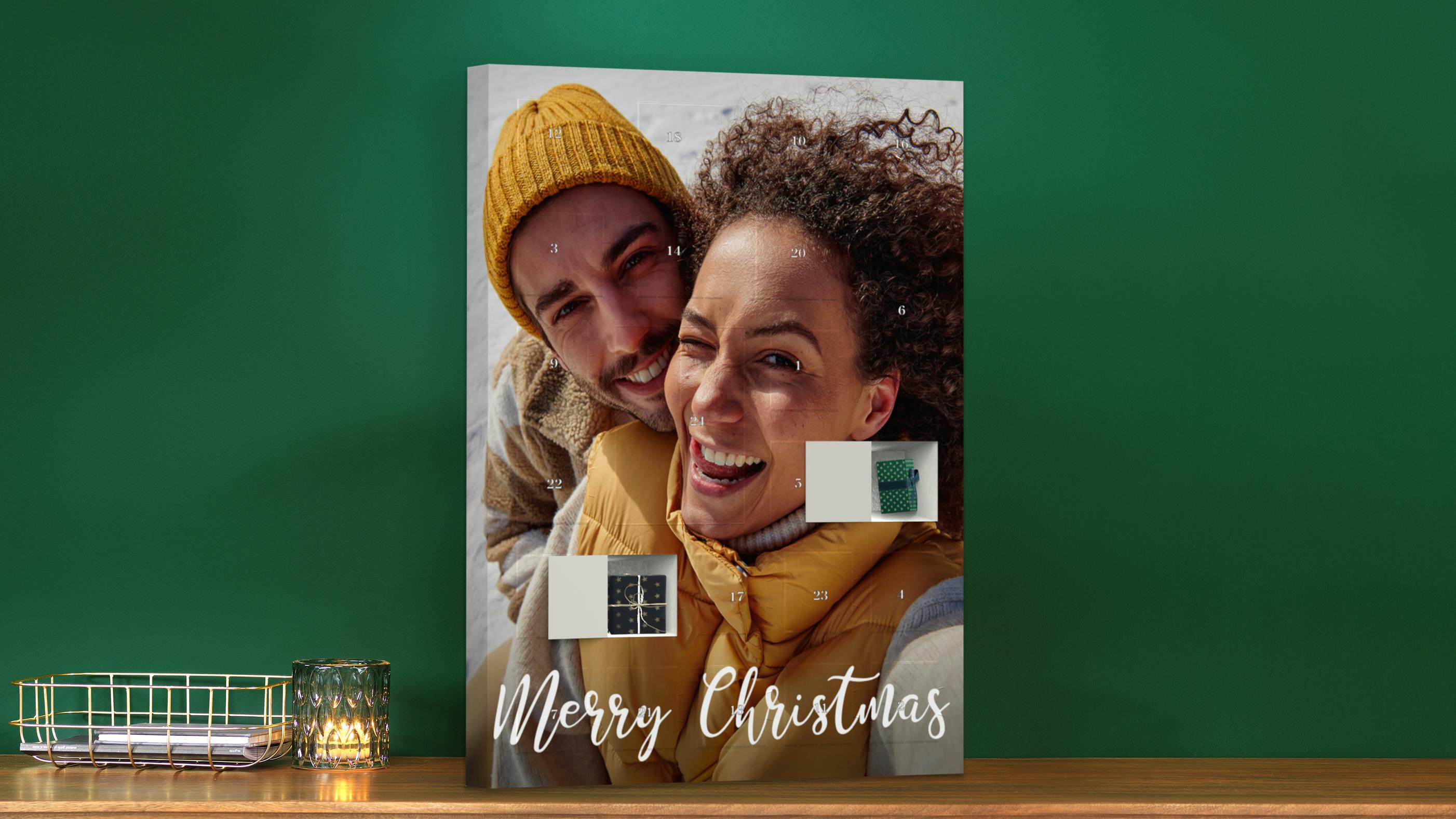 Pixum Foto-Adventskalender zum Selbstbefüllen im Hochformat. Auf dem Foto-Adventskalender ist das Foto eines Pärchens in Winterkleidung und Schnee im Hintergrund zu sehen. Zwei Türchen des Adventskalenders sind geöffnet und man sieht darin kleine Päckchen.