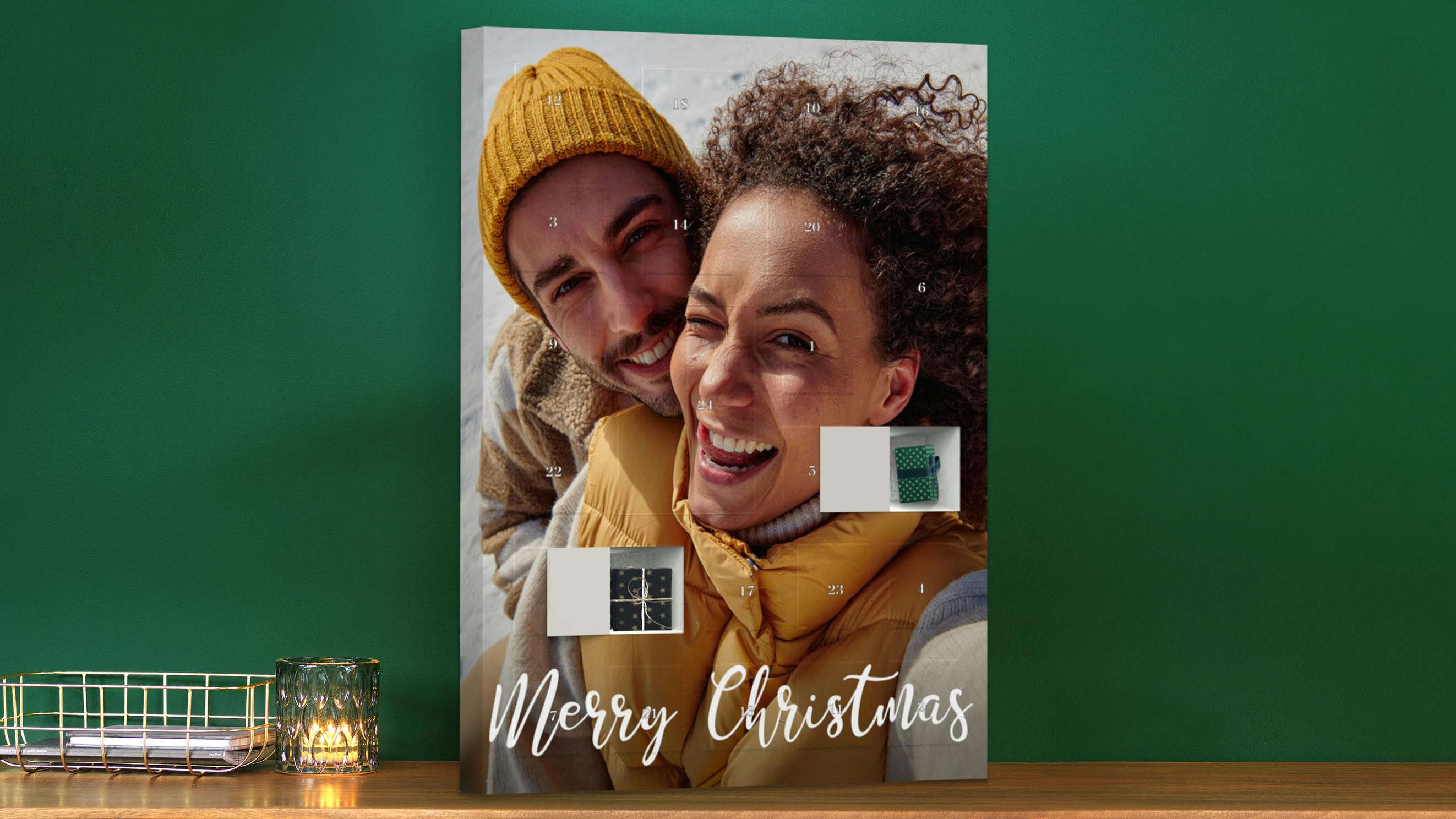 Pixum Foto-Adventskalender zum Selbstbefüllen im Hochformat. Auf dem Foto-Adventskalender ist das Foto eines Pärchens in Winterkleidung und Schnee im Hintergrund zu sehen. Zwei Türchen des Adventskalenders sind geöffnet und man sieht darin kleine Päckchen.