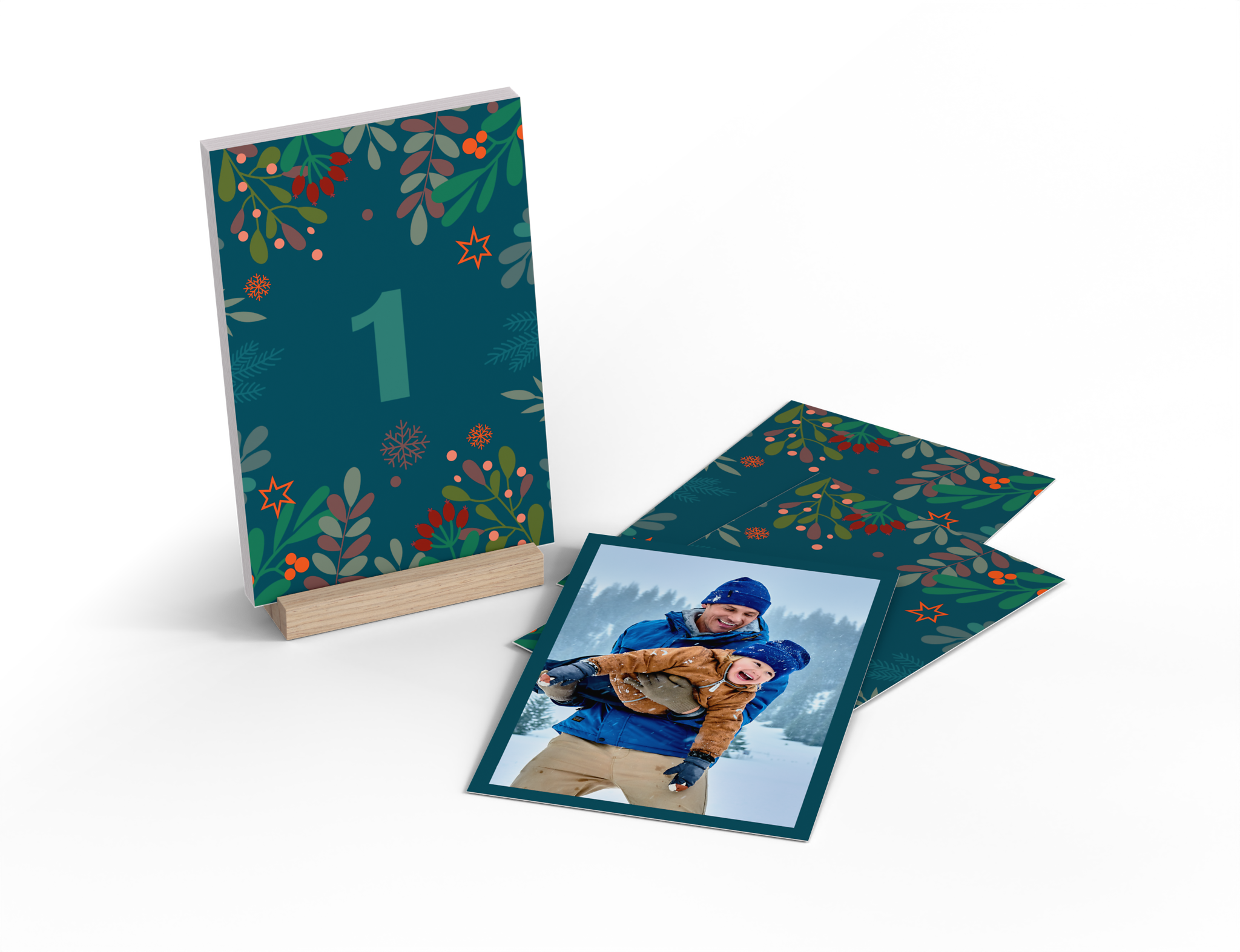 Calendario de Adviento de mesa con 24 tarjetas fotográficas personalizadas y un diseño azul oscuro con hojas invernales.