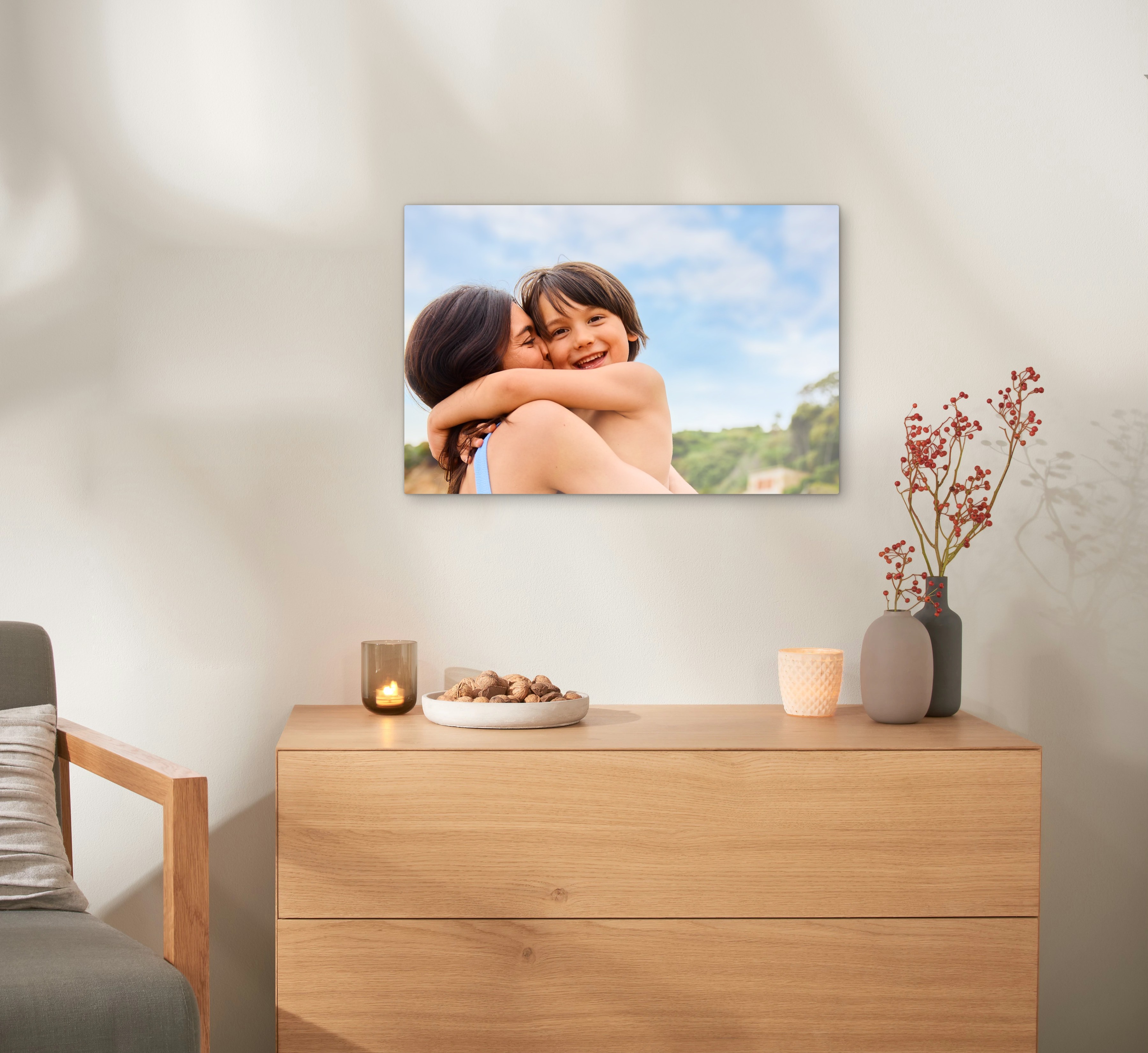 Pixum Galerie-Print mit Hochzeitsfoto als Wandbild über einer Kommode.