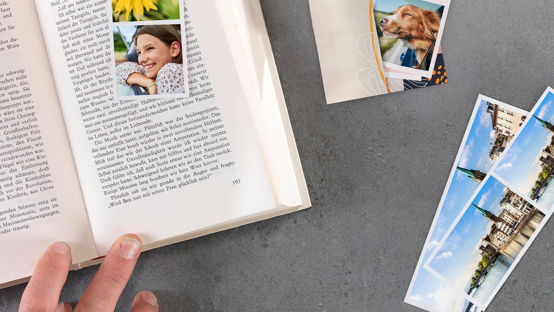 Tiras fotomatón con varias fotos en un libro como marcapáginas