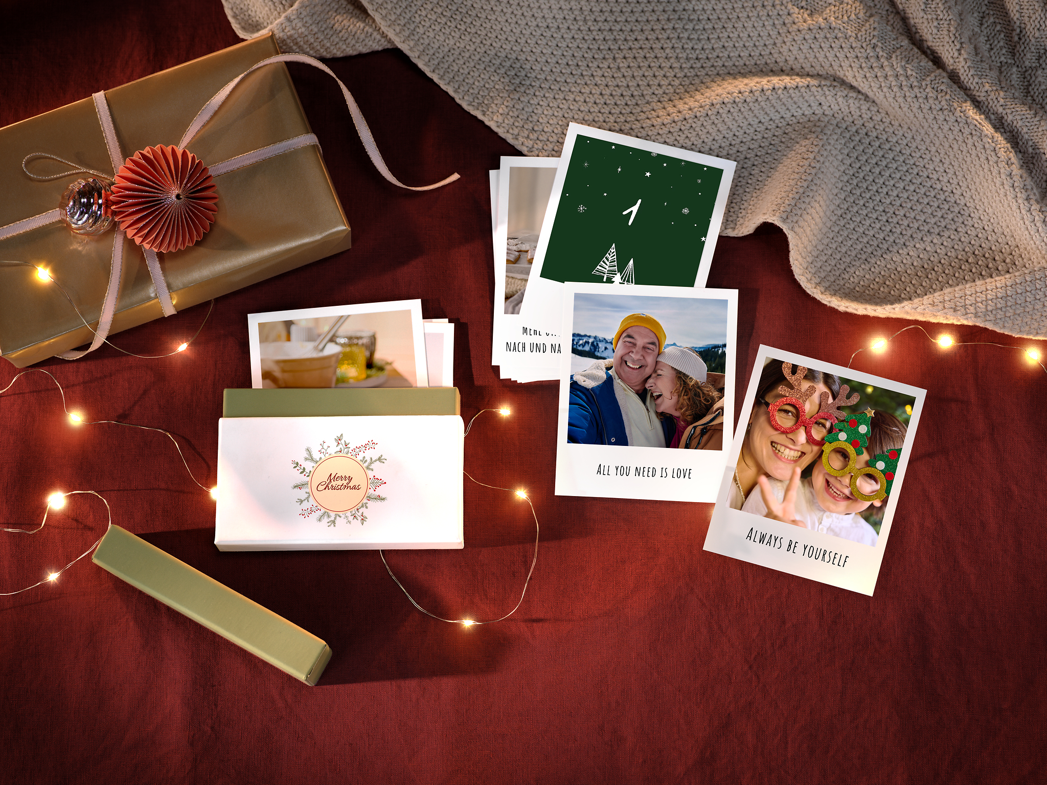 Retro-Prints mit Texten und Familienfotos in weihnachtlicher Aufbewahrungsbox