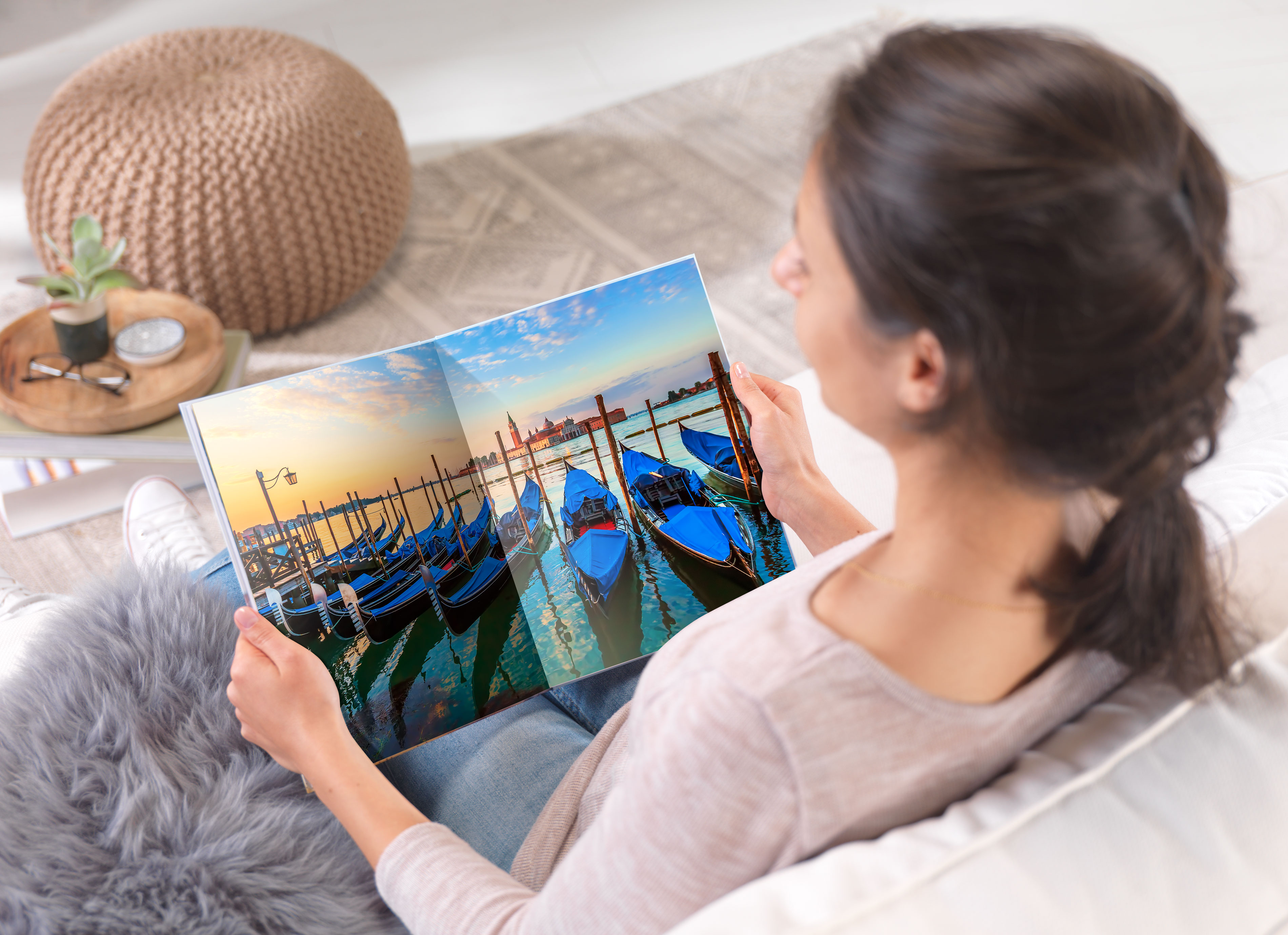 Frau mit Pixum Fotobuch in den Händen