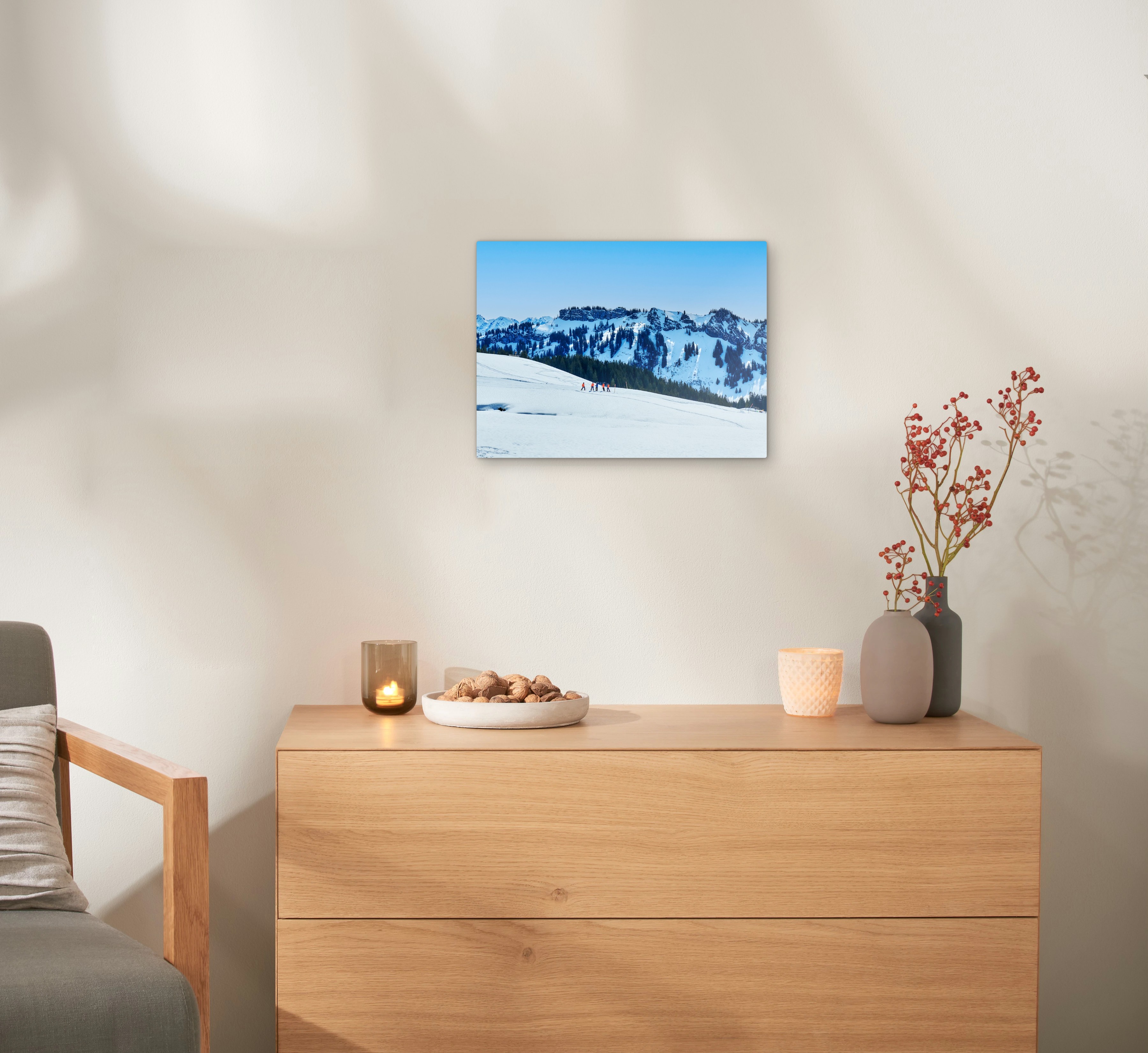 Ein Wandbild aus Alu-Dibond hängt an einer Wand. Darauf ist eine Landschaft abgebildet.