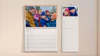 Klapp- und Küchenkalendern mit Bildern einer Familie im Schnee Klapp- und Küchenkalender an einer Wand mit Bildern einer Familie im Schnee