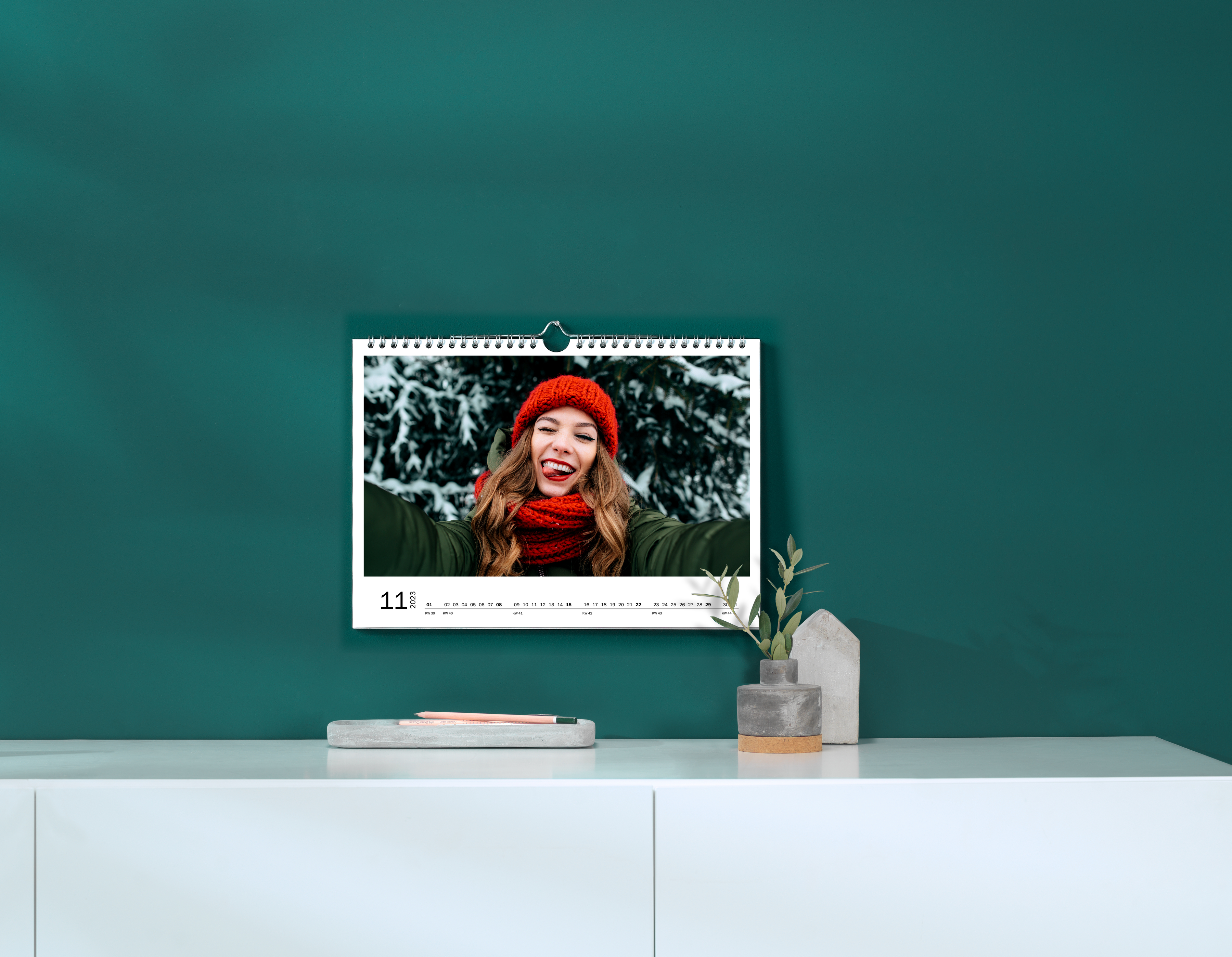 Calendario da parete A4 panoramico con la foto di una donna giovane