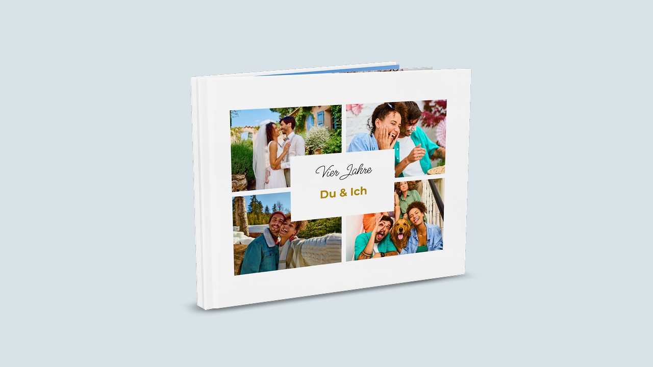 Aufgestelltes Fotobuch mit einer Collage aus Pärchenbildern auf dem Cover.