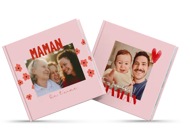 Deux livres photo contenant des photos de famille sont placés côte à côte comme cadeaux pour la fête des Mères.