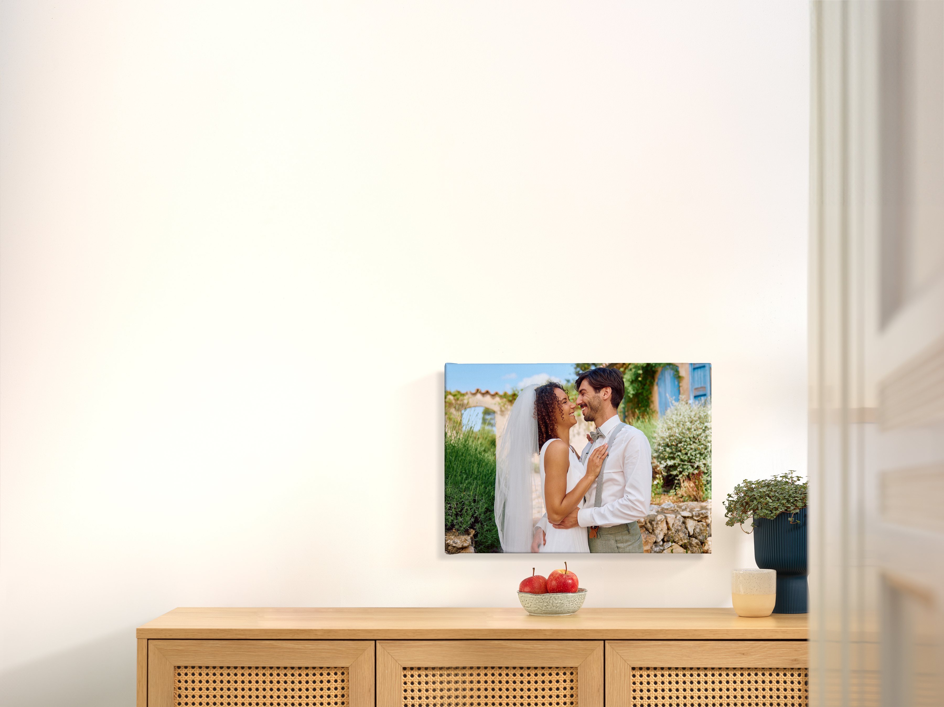 Fotoleinwand  in den Maßen 70 x 50 cm an einer Wand mit Motiv eines Pärchens.