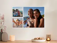 Fotoposter mit einer Collage aus Familienfotos Über einer Kommode hängt ein Fotoposter mit einer Collage aus Familienfotos.