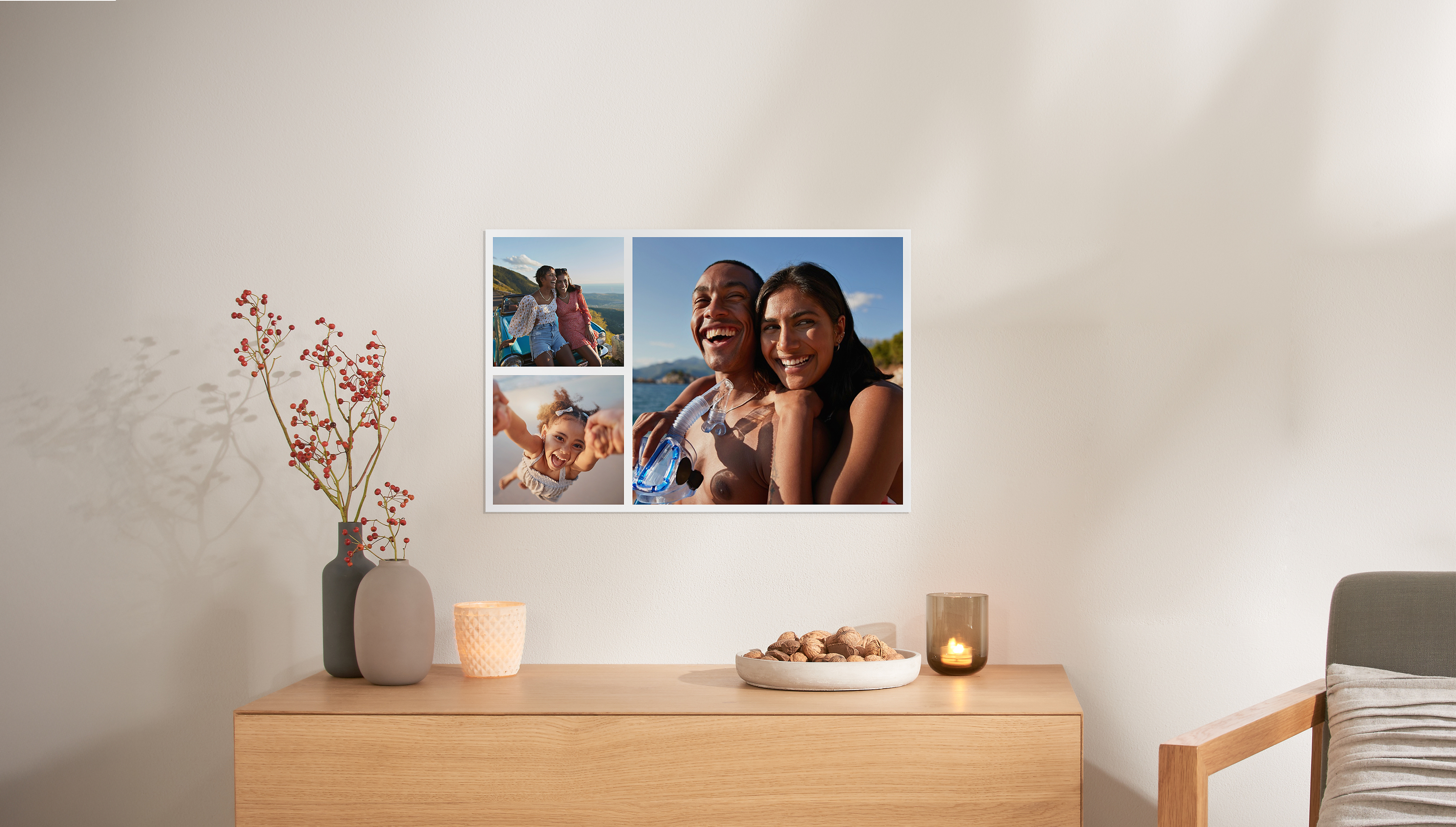 Sobre una cómoda cuelga un póster con un collage de fotos familiares.