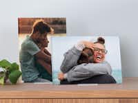 Acrylglasfoto Twee acrylglasfoto's met foto's van een stel in liggend en staand formaat