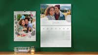 Calendriers A3 et A4 avec dessins sur un mur Calendrier A4 avec la photo d'une mère et de sa fille et calendrier A3 pliable avec une photo de couple sur un mur