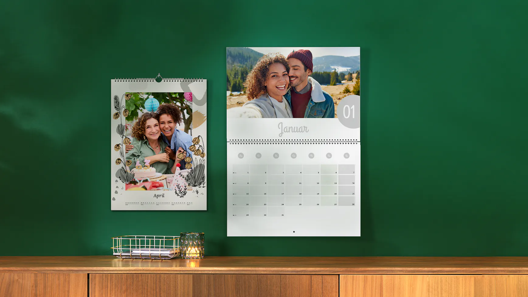 A3 und A4 Kalender mit Designs an einer Wand 